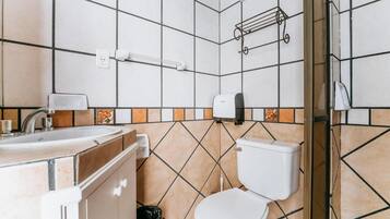 Felles sovesal – basic, for menn og kvinner, privat bad, byutsikt | Bad