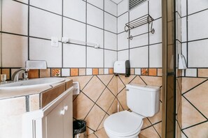 Basic Shared Dormitory, Mixed Dorm, Private Bathroom, City View | Bathroom - Hotel Martí (La Paz)