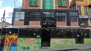 Un bâtiment sur lequel on peut lire l’enseigne « MAARTI LIFESTYLE HOTEL » et qui est orné d’une fresque colorée sur un de ses murs.