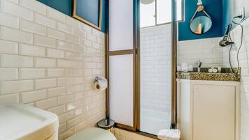 Deluxe Suite, City View | Bathroom