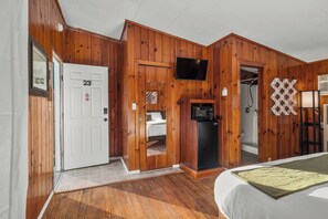1 bedroom, iron/ironing board, WiFi, bed sheets - Relaxing King Accommodation l Close to Downtown (Hendersonville)