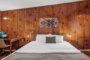 1 bedroom, iron/ironing board, WiFi, bed sheets - Relaxing King Accommodation l Close to Downtown (Hendersonville)