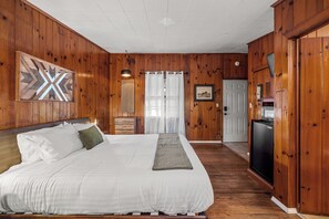 1 bedroom, iron/ironing board, WiFi, bed sheets - Relaxing King Accommodation l Close to Downtown (Hendersonville)