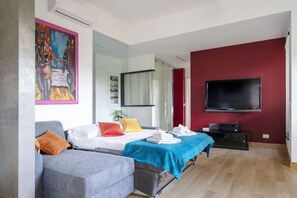 2 bedrooms - Elegant apartment ideal for families, couples, or travelers seeking comfort and style. Contemporary furnishings blend seamlessly with the tranquility of the surrounding greenery. The apartment comprises a spacious and bright living room, two bedrooms, a  (Roma)