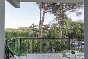 Property grounds - Elegant apartment ideal for families, couples, or travelers seeking comfort and style. Contemporary furnishings blend seamlessly with the tranquility of the surrounding greenery. The apartment comprises a spacious and bright living room, two bedrooms, a  (Roma)