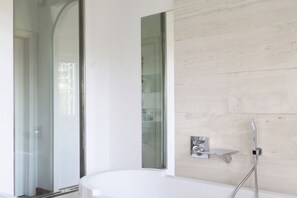 Shower, bidet, towels - Elegant apartment ideal for families, couples, or travelers seeking comfort and style. Contemporary furnishings blend seamlessly with the tranquility of the surrounding greenery. The apartment comprises a spacious and bright living room, two bedrooms, a  (Roma)