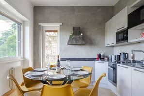 Fridge, microwave, dishwasher, toaster - Elegant apartment ideal for families, couples, or travelers seeking comfort and style. Contemporary furnishings blend seamlessly with the tranquility of the surrounding greenery. The apartment comprises a spacious and bright living room, two bedrooms, a  (Roma)