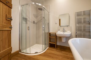Douche, séchoir à cheveux, serviettes fournies