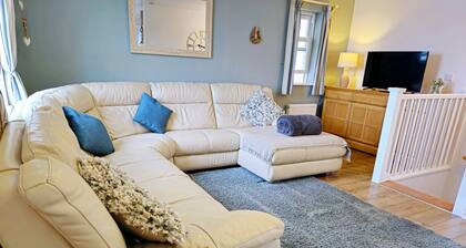 Charming 2 Bed Cottage | Walled Garden & Parking