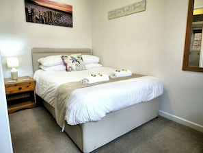 2 bedrooms, iron/ironing board, bed sheets