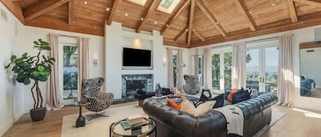 Smart TV, chimenea y oficina