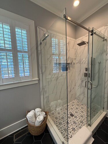 Quiet and peaceful apartment. Comfort and style, with a great working space.