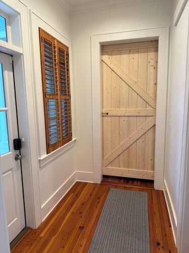 Quiet and peaceful apartment. Comfort and style, with a great working space.