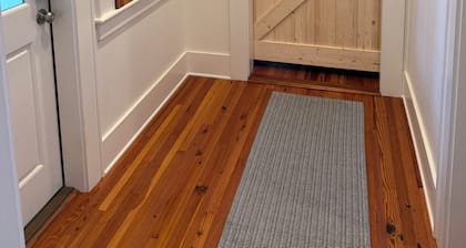 Quiet and peaceful apartment. Comfort and style, with a great working space.