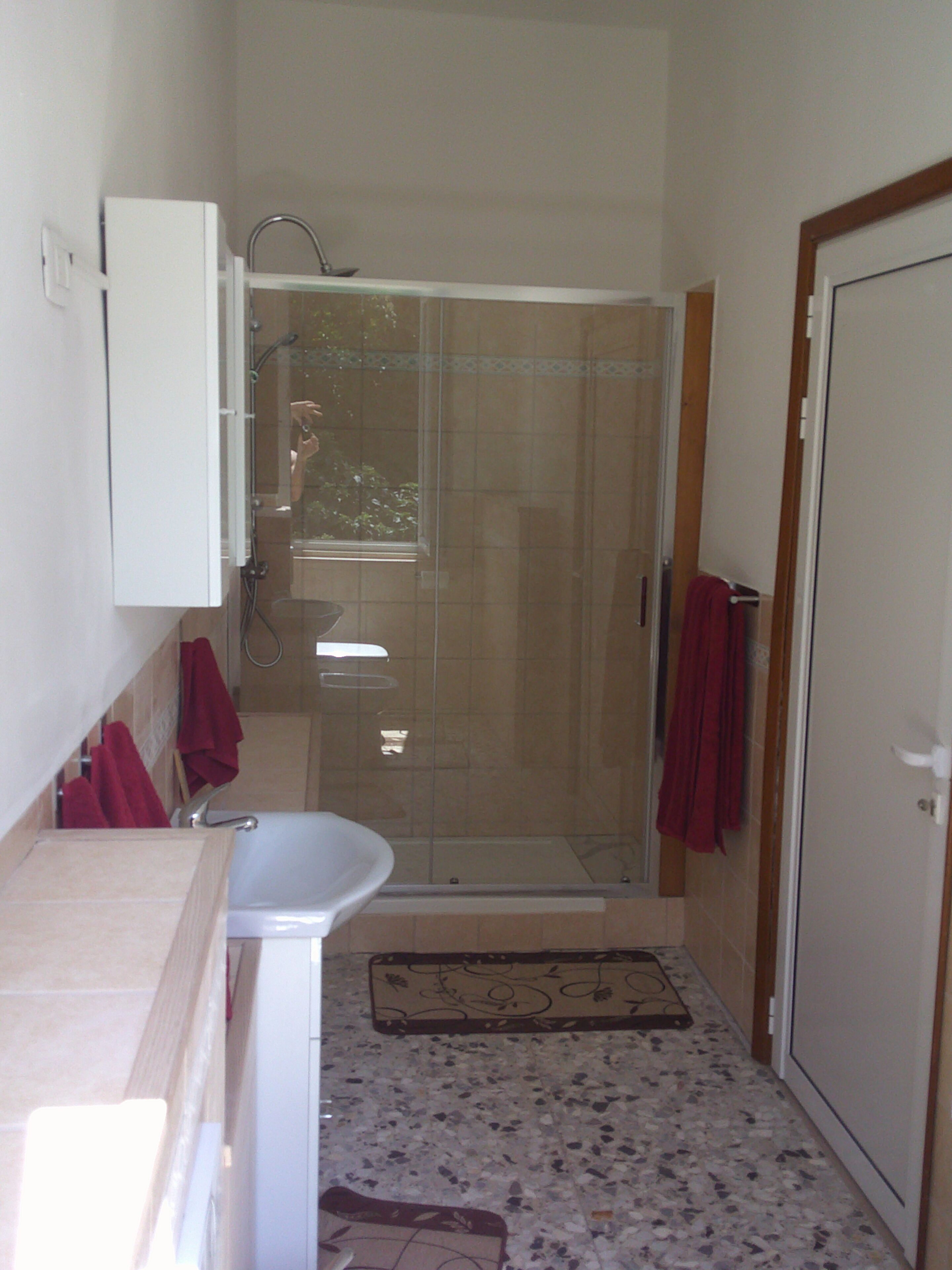 Een douche, een haardroger, een bidet, handdoeken