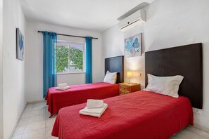5 bedrooms, iron/ironing board, WiFi, bed sheets