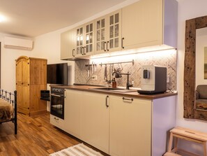 Kühlschrank, Mikrowelle, Ofen, Herdplatte