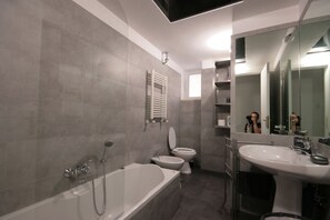 Shower, bidet - Spacious apartment in the heart of Trastevere (Rome)