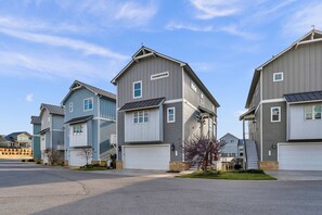 Exterior - Lake Days & Pool Waves: Lakefront w/ Private Pool (Kingsland)