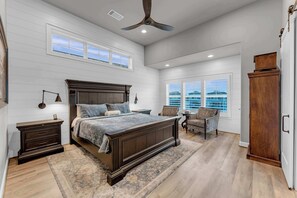3 bedrooms, free WiFi, bed sheets - Lake Days & Pool Waves: Lakefront w/ Private Pool (Kingsland)