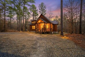 Exterior - Pond Lily Creek - spacious couples cabin - hot tub (Broken Bow)
