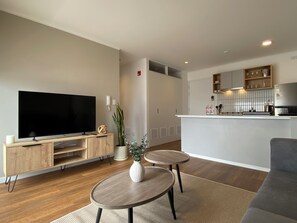 Apartamento (607 B) | Sala de estar | Smart TV de 43 pulgadas con canales digitales, suelo radiante