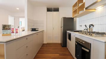 Apartamento (502 A) | Cocina privada | Cafetera o tetera y hervidor eléctrico