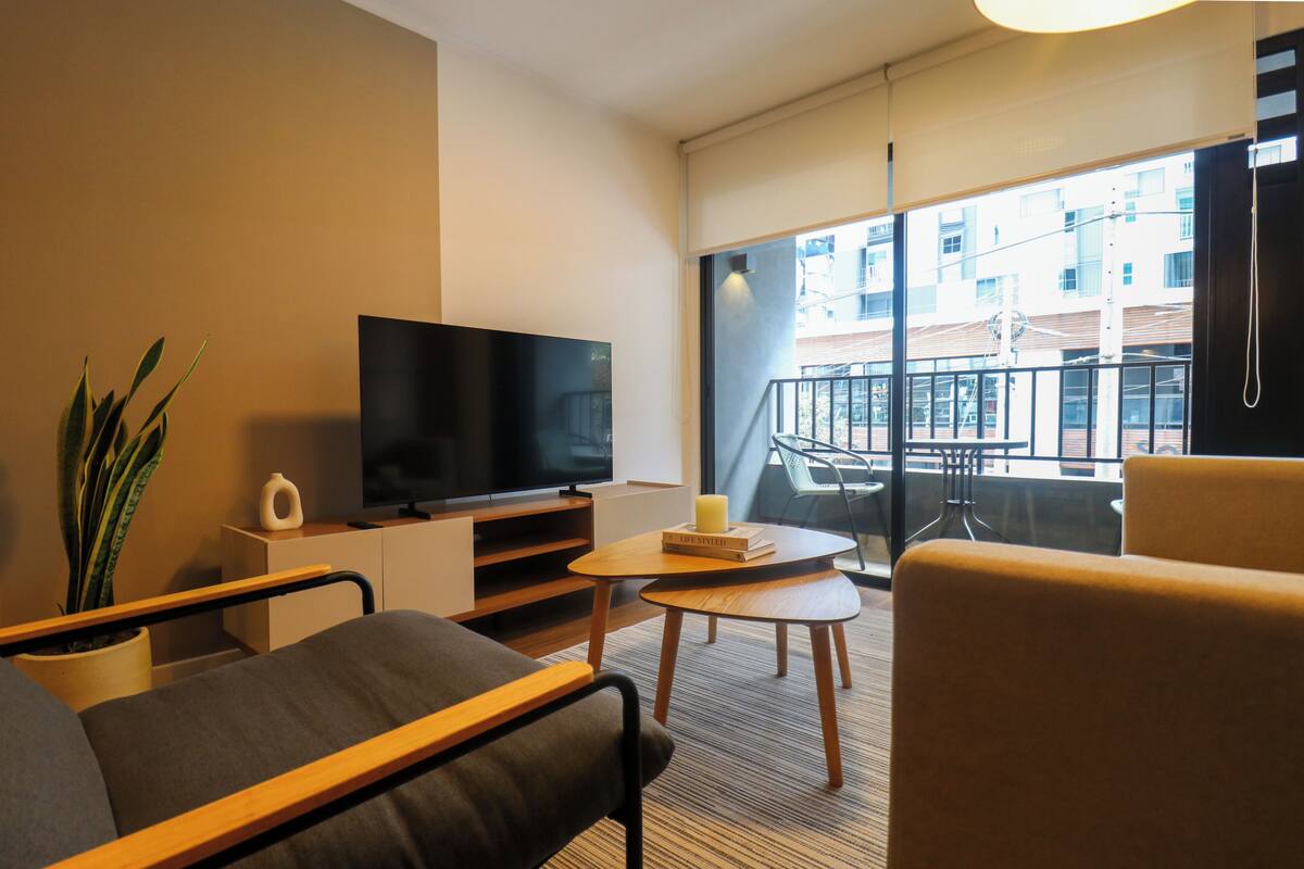 Apartamento conforto, 2 quartos, 2 banheiros | Sala de estar | Smart TV 43 polegadas com canais digitais, pisos aquecidos