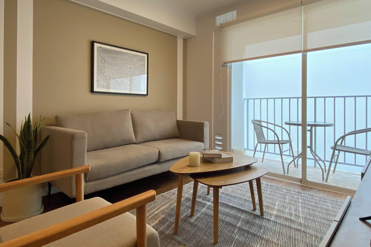 Apartamento conforto, 2 quartos | Sala de estar | Smart TV 43 polegadas com canais digitais, pisos aquecidos