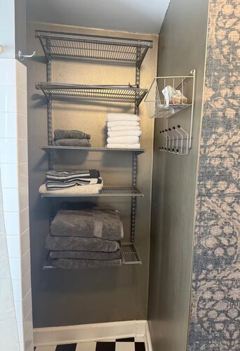 Wilmette Apartment - Close to Everything!