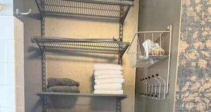 Wilmette Apartment - Close to Everything!