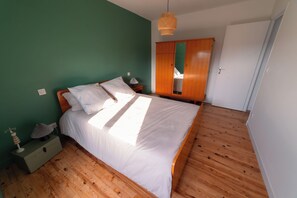 4 bedrooms, desk, iron/ironing board, travel cot - Your base camp on the Côte de Granit Rose near the GR34. (Trélévern)