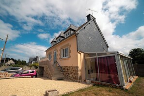 Exterior - Your base camp on the Côte de Granit Rose near the GR34. (Trélévern)