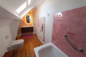 Shower, eco-friendly toiletries, hair dryer, towels - Your base camp on the Côte de Granit Rose near the GR34. (Trélévern)