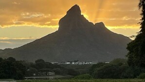 Silueta de una montaña con el atardecer.