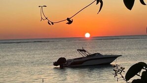 Un barco sobre aguas tranquilas durante el atardecer.