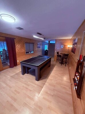 Games room - Miller Mountain Cabin (Cooke City)