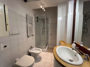 Shower, hair dryer, bidet, towels - AMAZING TRASTEVERE (Roma)