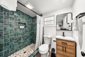 Hair dryer, towels, soap, toilet paper - Newly Renovated | Luxury Retreat (Hendersonville)