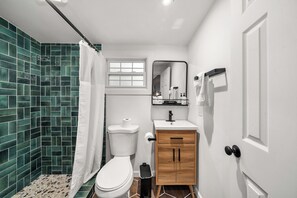 Dusche, Haartrockner, Handtücher