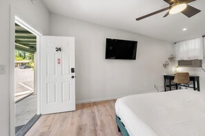 1 bedroom, iron/ironing board, WiFi, bed sheets - Newly Renovated | Luxury Retreat (Hendersonville)