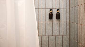 Habitación Deluxe con 1 cama matrimonial o 2 individuales, balcón, vista a la ciudad | Baño