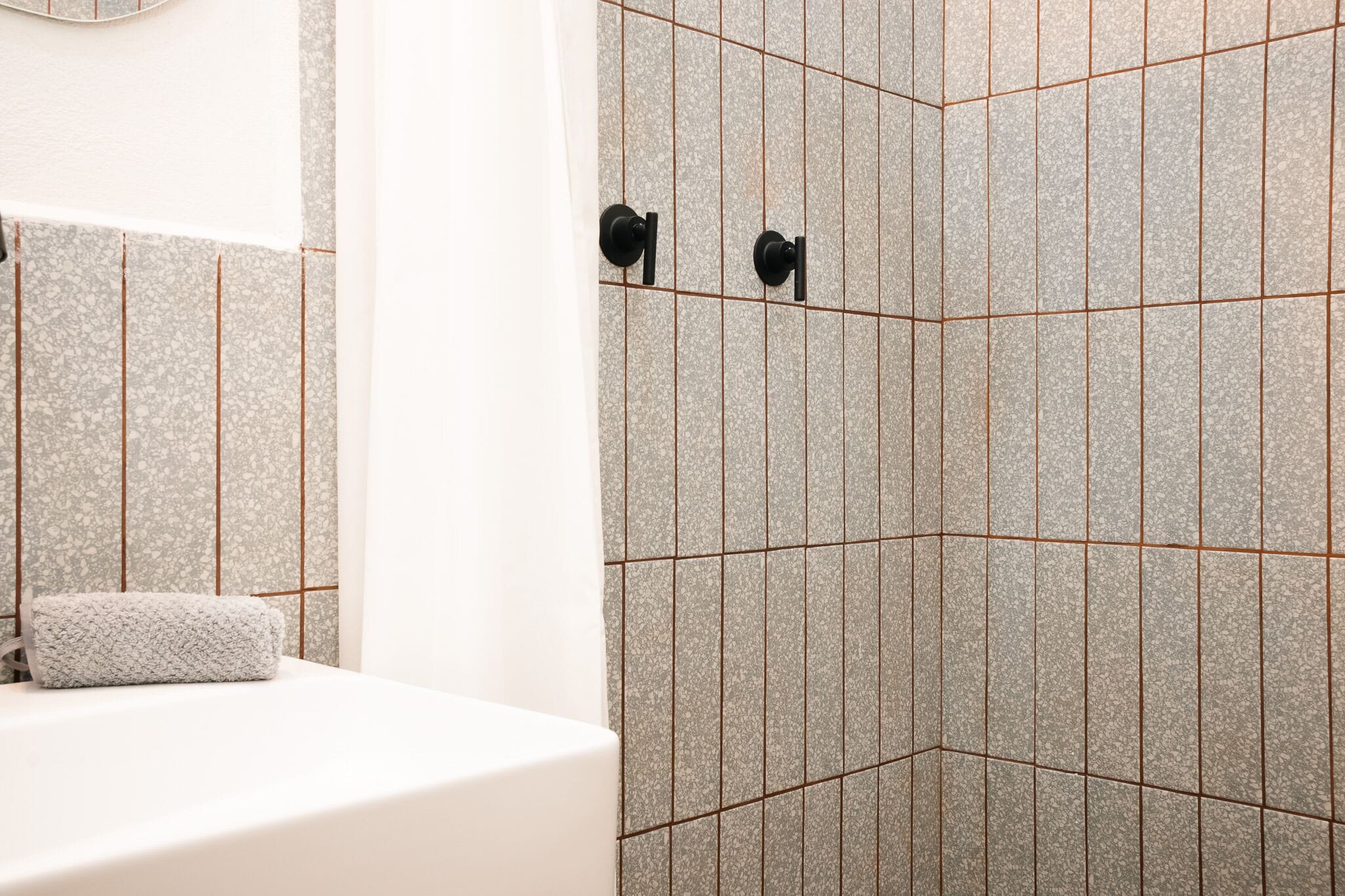 Habitación Deluxe con 1 cama matrimonial o 2 individuales, balcón, vista a la ciudad | Baño