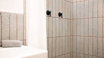 Deluxe Double or Twin Room, Balcony, City View | Bathroom