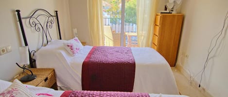 3 chambres, fer et planche à repasser, Wi-Fi gratuit, draps fournis