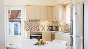 Private kitchen - Private Villa w/ Pool & Garden - 15min from Almyrida Beach (Almyrida)