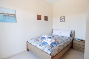 Tabla de planchar con plancha, internet y ropa de cama 