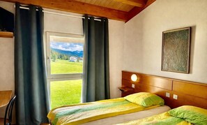 Chambre classique avec lits jumeaux | Bureau, rideaux d’obscurcissement, fer et planche à repasser