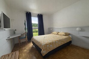 Bureau, rideaux d’obscurcissement, fer et planche à repasser
