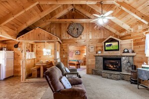 Room - Amazing Views Hot Tub Pool Table Fireplace Relax (Gatlinburg)